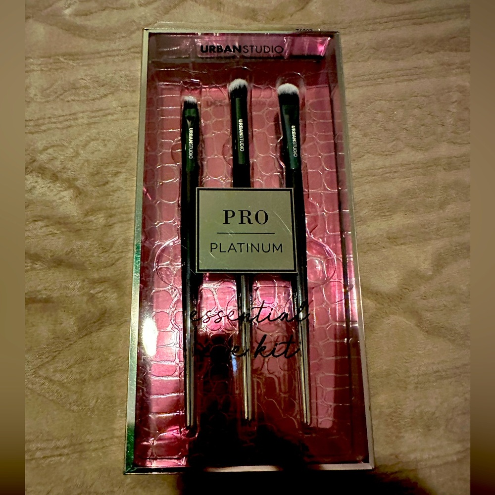 Eye essential brush